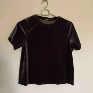  - Cropped t-shirt från BikBok. Aldrig använd. Köparen står för frakt:)