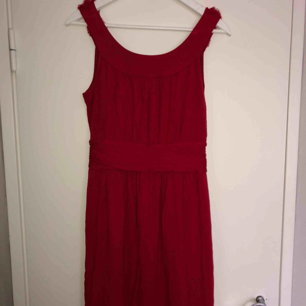 Vacker röd klänning som går över | Plick Second Hand