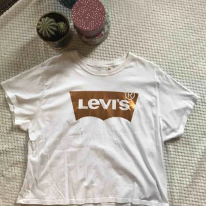  - Jättesnygg äkta Leviströja köpt på carlings. Loggan är i guld.  Kommer tyvärr inte till användning. Köpare betalar frakten. 