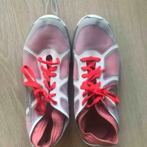  - Träningsskor för inomhusbruk i märke Nike. Välbehållna och bra för träning i gym eller pass. Storlek 38. Kan mötas i Sthlm annars frakt och Swish funkar som betalningsmetod. 