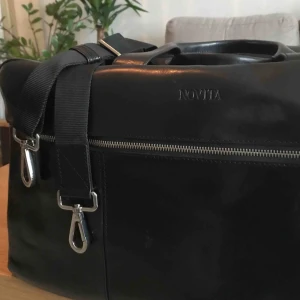  - Säljer en stilren weekendbag, som köptes 16/06/2018 i perfekt skick till en kortare resa. (Nypris 2500kr)  Yttermaterial i vegetabiliskt garvat skinn från Italien med en vacker patina. Rymligt fack på yttersida. Mått: 53 cm bred, 30 cm hög, 24 cm djup  
