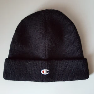  - Vintage svart Champion mössa i fint skick. Finns i Örebro men kan skickas mot fraktkostnad på 39kr.