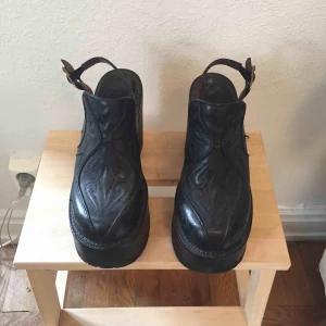  - Buffalo platåskor köpta på sko Uno. Äkta läder.