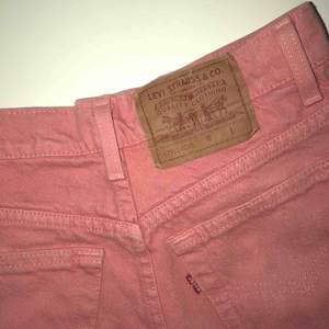 Skitcoola rosa Levi’s jeans köpta vintage. Står inte vilken storlek de är men skulle säga att de är i w25  Kolla gärna in mina andra annonser!