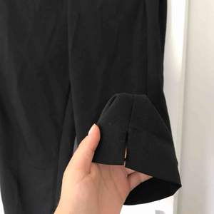 Zaras klassiska svarta kostymbyxor, super snygga på med ficka där bak.