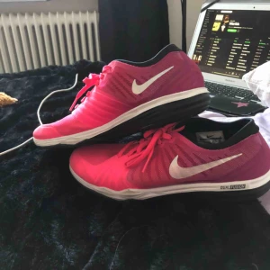  - Nästan helt nya nike träningsskor. Använda ett fåtal gånger och endast inomhus
