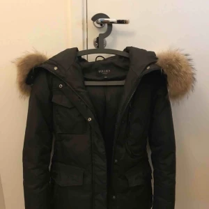  - Storlek 34 bara användt etr fåtal gång Jättebra skick! Inge fläckar och inget som är sönder på den äkta päls Nypris 4999