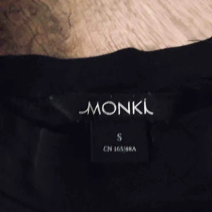  - Croptop från monki! Köparen står för frakt😇🦊