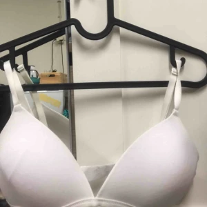  - Bygellös bh från HM. Liten i storlek. Har inte använt den särskilt mycket. Kan skickas med gratis om man köper något annat från mig. Kan mötas upp i Skåne (gärna Lund/Malmö) annars står köparen för frakt. 