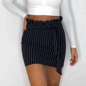  - Kjol från pretty little thing i stretchigt material som man kan knyta rosett med band framtill. Aldrig använd