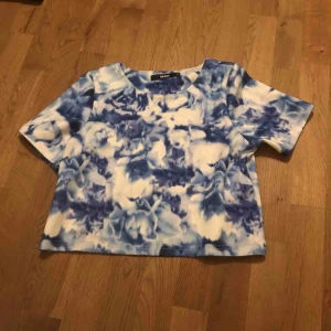  - Mellanlång magtröja från Bik Bok.