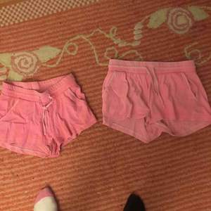 2 par rosa shorts i XS använda några fåtal gånger. 50kr för båda