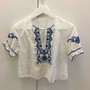  - Supersöt vintageblus, förmodligen hemmasydd. Billigt pris pga några hål som är lättlagade. 