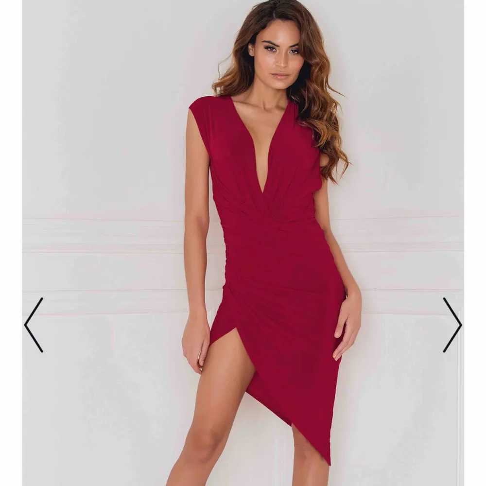 Supersnygg klänning från Rebecca Stella endast använd vid ett tillfälle! Inga fel på klänningen alls utan säljer den för att jag inte använder den.   (KÖPAREN STÅR FÖR FRAKTEN)🥰🥰. Klänningar.
