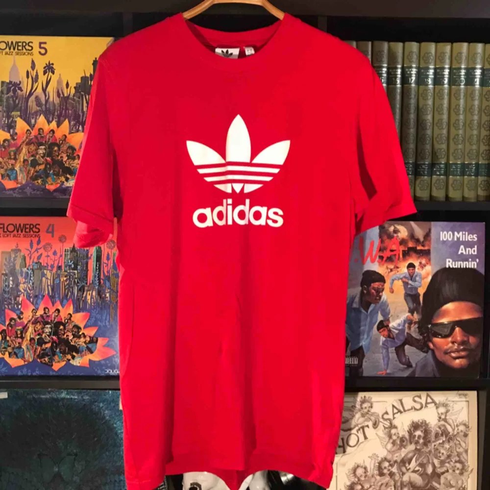 Röd adidas T-shirt som knappt är använd! Köparen betalar frakt på ca 50kr (Säljer åt min pojkvän) . T-shirts.