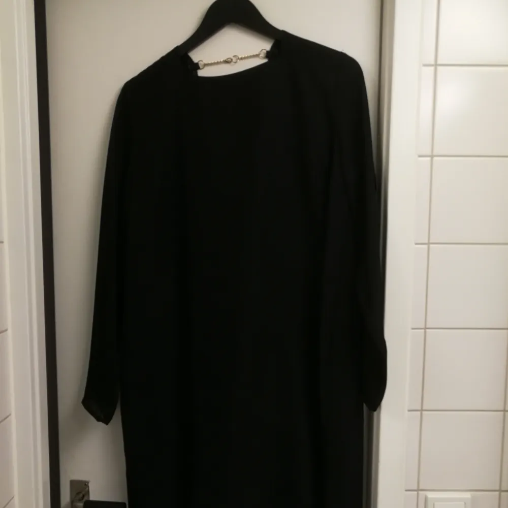 En väldigt fin svart klänning från Carin Wester med väldigt snygg låg rygg. Väldigt snygg som den är eller med skärp i midjan. Frakt betalas av köparen 🌺🌺. Klänningar.