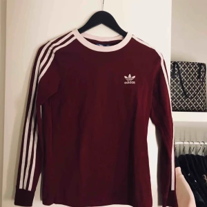  - Adidas tröja som är i fint skick! Tycker inte färgen passar på mig därför säljer jag den!  Kan frakta!  Storlek XS (34) 