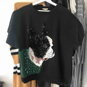  - Black oversized top with printed pearl brodyr dog, palettens could be usel as a short dress aswell 