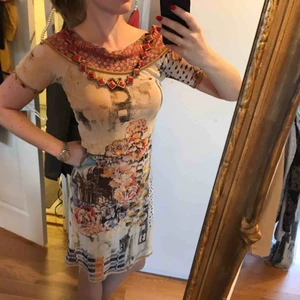  - Vacker känning, bara använd en gång. Originalprislapp finns kvar: 1999kr  Märkt storlek M, men motsvarar en (liten) storlek 36.