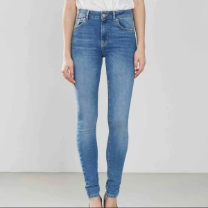  - Stretchiga skinny jeans från Bik Bok i storlek S. Ganska välanvända men ändå väldigt fint skick! Använder inte längre. Nypris 600. Kan mötas upp i Stockholm eller skicka mot fraktkostnad