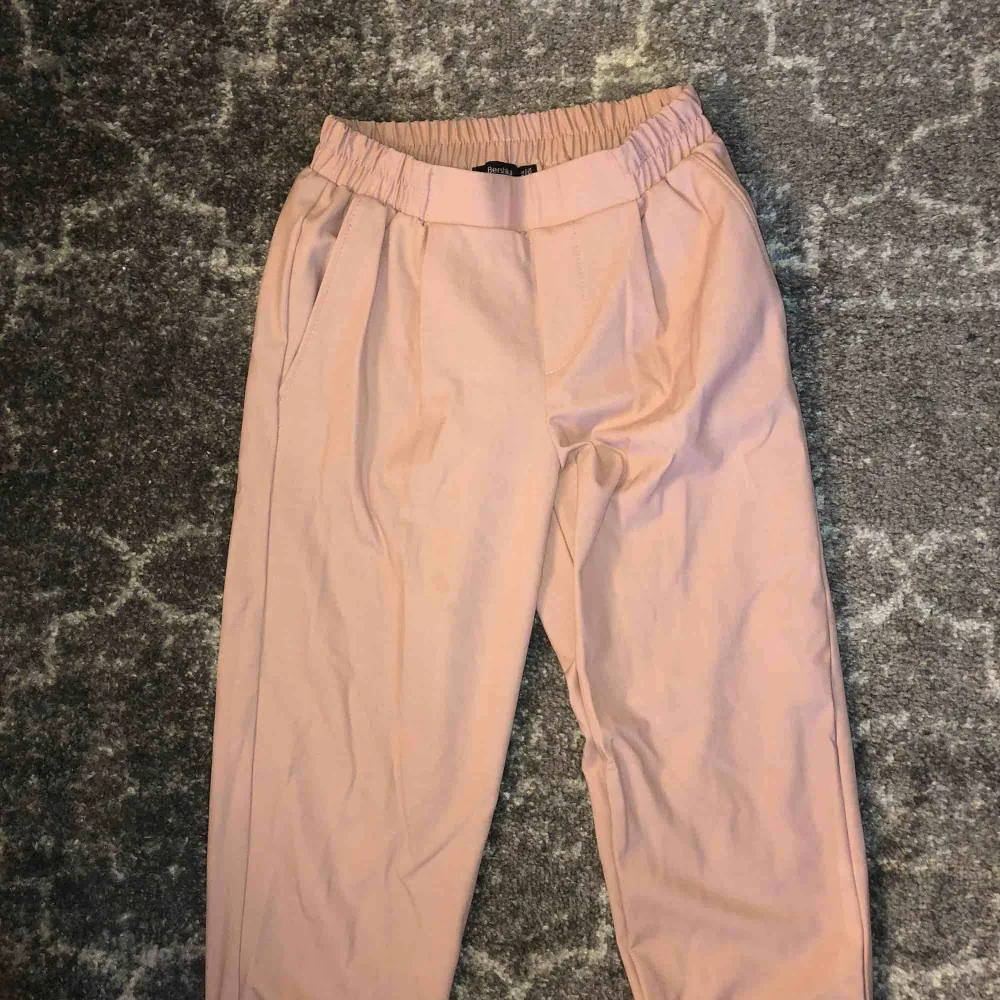 Snygga dusty-pink slacks med resår i midjan! Supersnygga, ankellånga!. Jeans & Byxor.