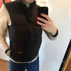  - Svart dunväst från Canada Goose. Tidlös, snygg och varm.  Nypris 4150 kr, säljer för 2000 kr - mindre än halva priset.  Märkt storlek 2XS, vilket de översätter till 32. Jag är 36 och har haft den.