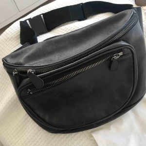  - Black Oversized ”magväska” Leather Capsule Collection H&M Maison Margiela