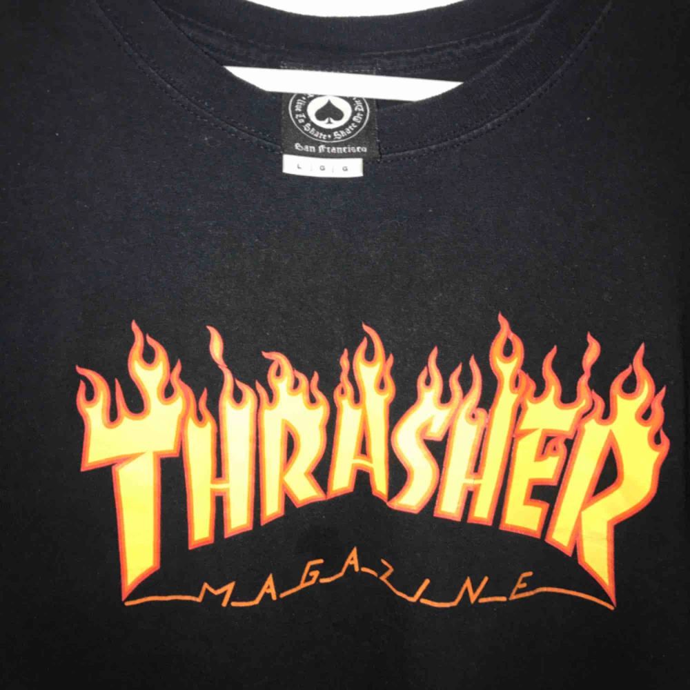 Thrasher t-shirt, använt mycket men fin ändå, storlek L, frakt ingår. T-shirts.