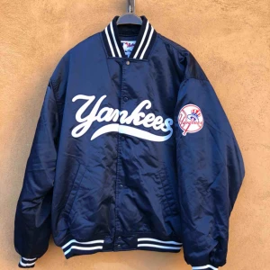  - Fet jacka från Majesticbi Satin. Fodrad. Kan hämtas i Uppsala eller skickas mot frakt. 