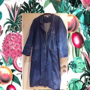  - Skitsnygg jeanskappa i utmärkt skick.  Denna är du garanterat ensam om att ha nu för tiden! Köpt på vintage second hand i London.