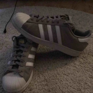  - Säljer mina grå adidas superstars då de inte används, har använt 2-3 gånger så de är som nya.