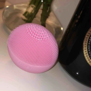  - Säljer min sparsamt använda Foreo då den inte kommit till användning. Den har blivit noggrant rengjord och är i mycket bra skick! Tar endast betalning via swish och frakt på 39kr tillkommer i priset😊