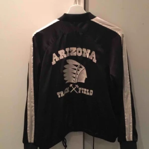  - Bomberjacka från forever 21. Använd ett fåtal gånger! Köparen står för frakt:) 