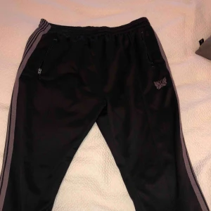 - Needles trackpants i gott skick! Storlek large men har kortats ner 5 cm så de sitter som medium.