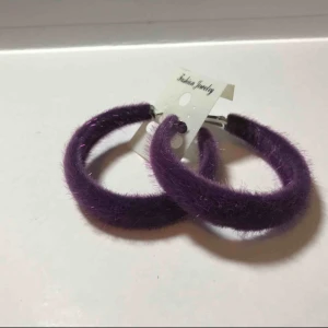  - Örhänge, kan mötas upp vid t-centralen eller Odenplan. Kan skicka via post, 10kr på frakt