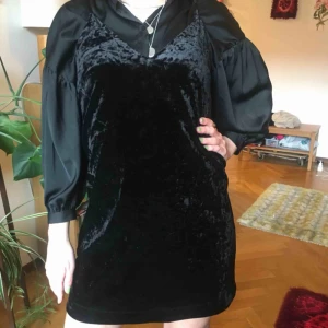  - strappy dress i krossad sammet från Monki. nyskick!