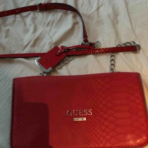  - Säljer min äkta Guess väska , köpt i Guess affären vid freeport. Tyvärr har ja inte kvittot kvar då den köptes för två år sedan .  Använd en gång ! Näst intill ny ! 