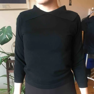  - svart finstickad tröja med stor krage. fint skick!