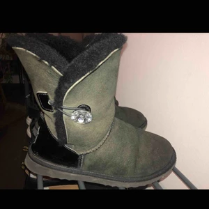 - Svarta uggs i äkta fårskinn med svarowski sten på sidan. Kan både användas nedvikta och uppvikta. Köpta i Australien! Dustbag medföljer