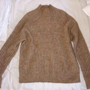  - Stickad brun/melerad tröja från H&M i ull och mohaiblandning. Blir inte noppig när man tvättar! Köparen står för frakt men jag kan också mötas upp i Stockholm