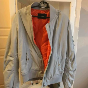  - Snygg bomberjacka från bikbok. Den är knappt använd, i jättebra skick. Möts gärna upp i Sthlm eller fraktar för 50kr