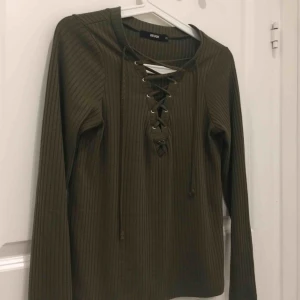  - Millitärgrön tröja, snygg o skön 