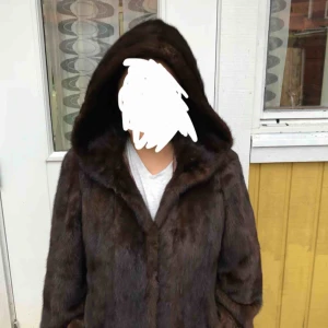  - Säljer en fin naturlig minkpäls. Nära den högra fickan är pälsen något sliten. Priset kan diskuteras. 