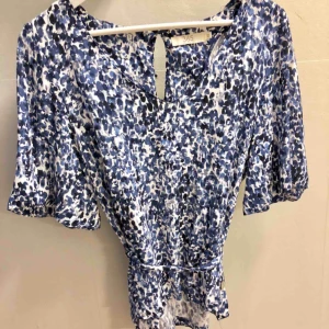  - Blus från 365. Storlek XS, men passar bra även på S eller M. Knyte i midjan som även är avtagbart. Knäppning i nacken. Ganska djup halsringning och något vida ärmar. Nypris 399kr. 