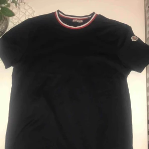  - Tjena, har en HEL äkta monclear T-shirt som jag har användt bara någon gång och nu vill sälja ,då jag ej känner att den faller mig i smak. Jag köpte denna på NK i Göteborg för 1700 :- 