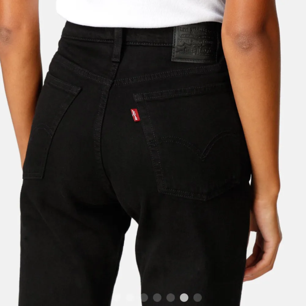 Levi’s jeans i modellen ”wedgie” med rakpassform och i svart. Jeansen är stretchiga och bekväma. Obs, helt nya med etiketter kvar därav priset (går att diskuteras dock), kvitto och påse finns även.. Jeans & Byxor.