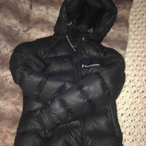  - Peak Performance - Frost Down Jacket - Svart. Den kortare modellen. Passar XS och S. Haft denna jacka två säsonger och den är fortfarande i perfekt skick. En kanonjacka helt enkelt. Kan bjuda på frakten 