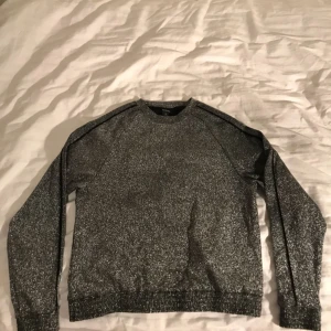  - Långarmad glittrig tröja från Monki 
