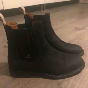  - Helt nya! Använde dom i 2 timmar och insåg att dom var för trånga för mina fötter.. Frakt ingår i priset och jag skickar dom med spårningsnummer med Schenker! Nypris 1995