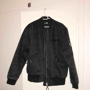  - Jättesnygg cheap-monday jacka!! Relativt tjock så passar nu för kylan! Kommer tyvärr inte till användning längre. Köparen står för frakt😊 